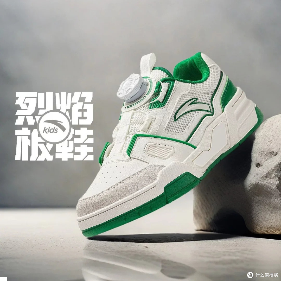 安踏烈焰板鞋：耐磨防滑与舒适兼备