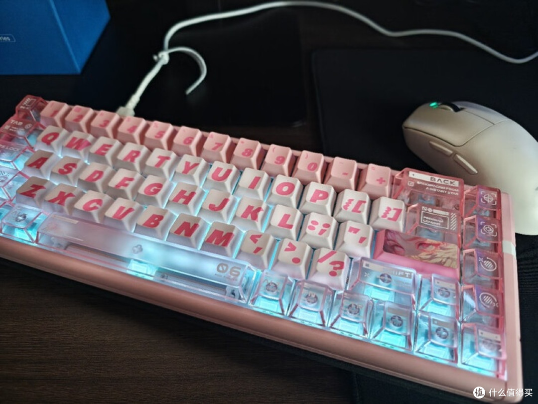 双场景适配:粉透Q6键盘的实用评测