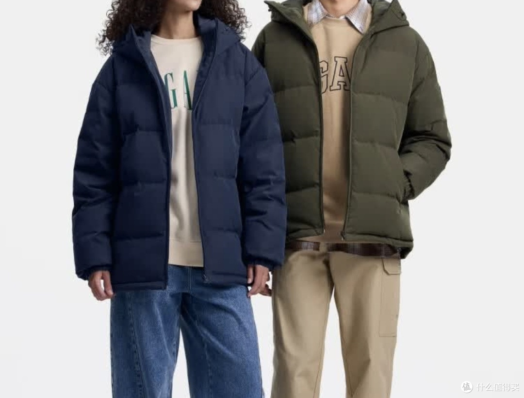 盖璞男装徽章logo抽绳立领连帽羽绒服：秋冬轻暖潮搭必备

 
