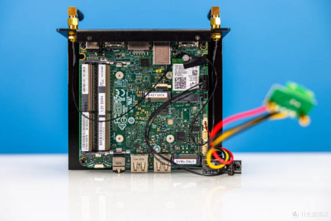 英特尔 NUC 12 Pro “华尔街峡谷” 评测(带风扇和无风扇版)