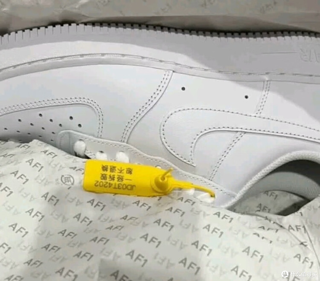 Air Force 1全白款：舒适百搭之选