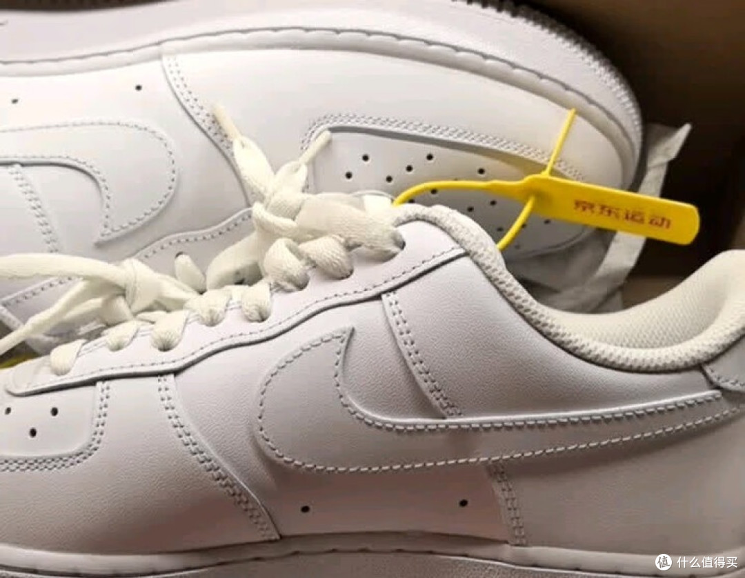 Air Force 1全白款:舒适百搭之选