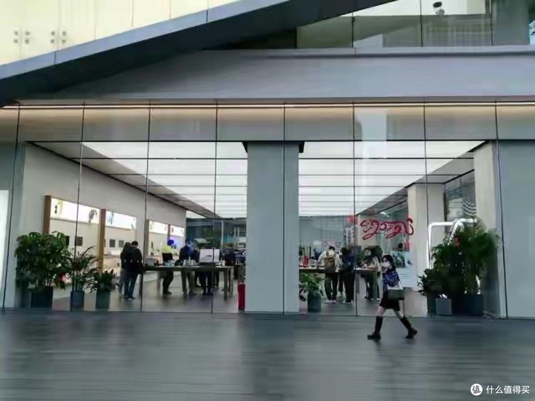 华为Mate 80预售炸了!门店排长队,黄牛也盯上了?