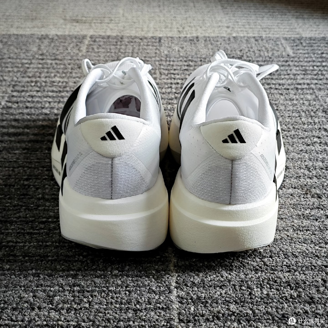 adidas EVO SL:冷酷与竞速感并存