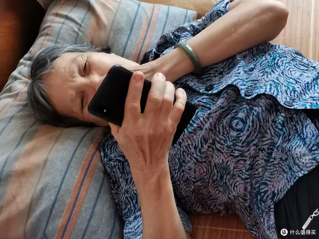 手机,正在毁掉农村里的老人