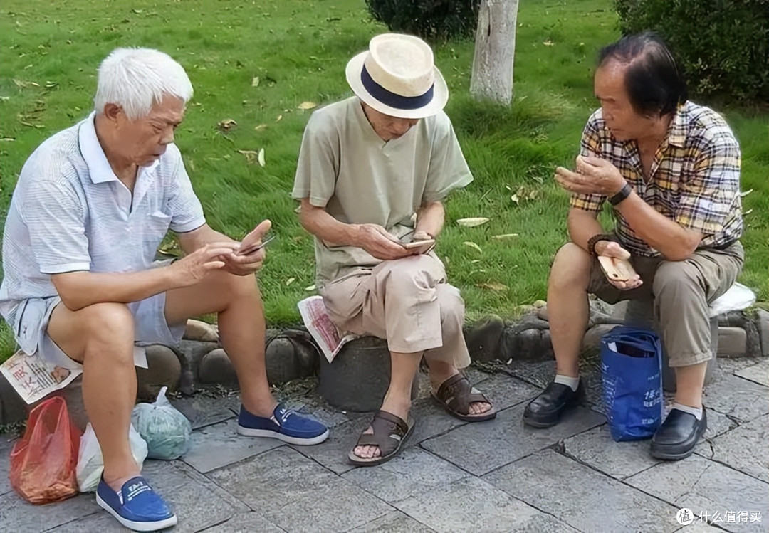 手机,正在毁掉农村里的老人
