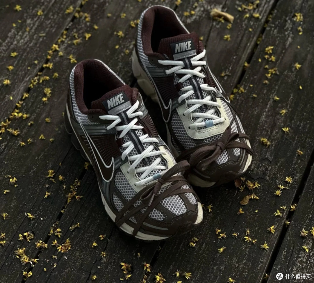 棕褐色Nike Vomero5:复古与舒适兼备