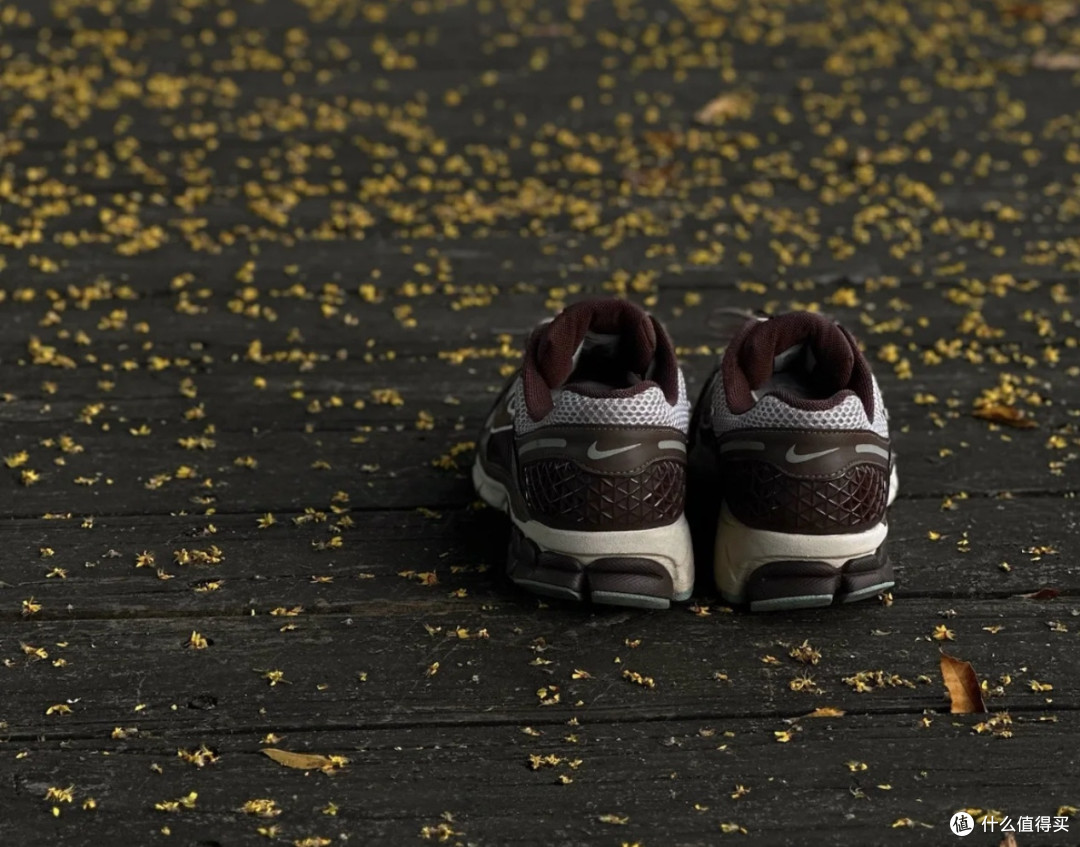 棕褐色Nike Vomero5:复古与舒适兼备