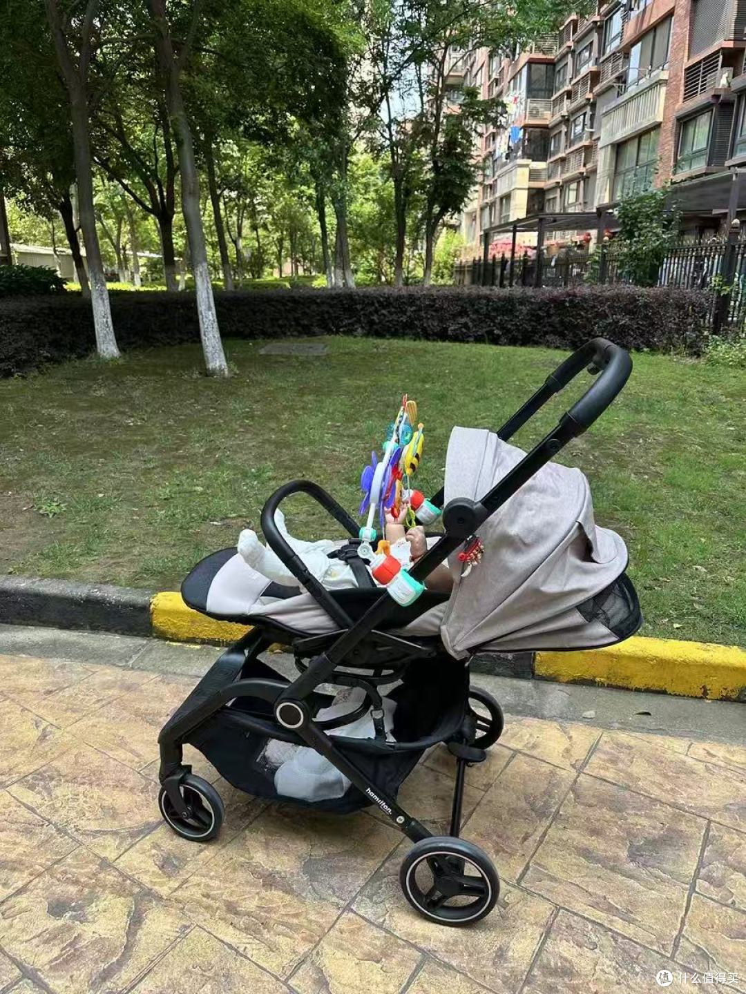汉弥尔敦双向高景观婴儿车:把安心与舒适装进行囊