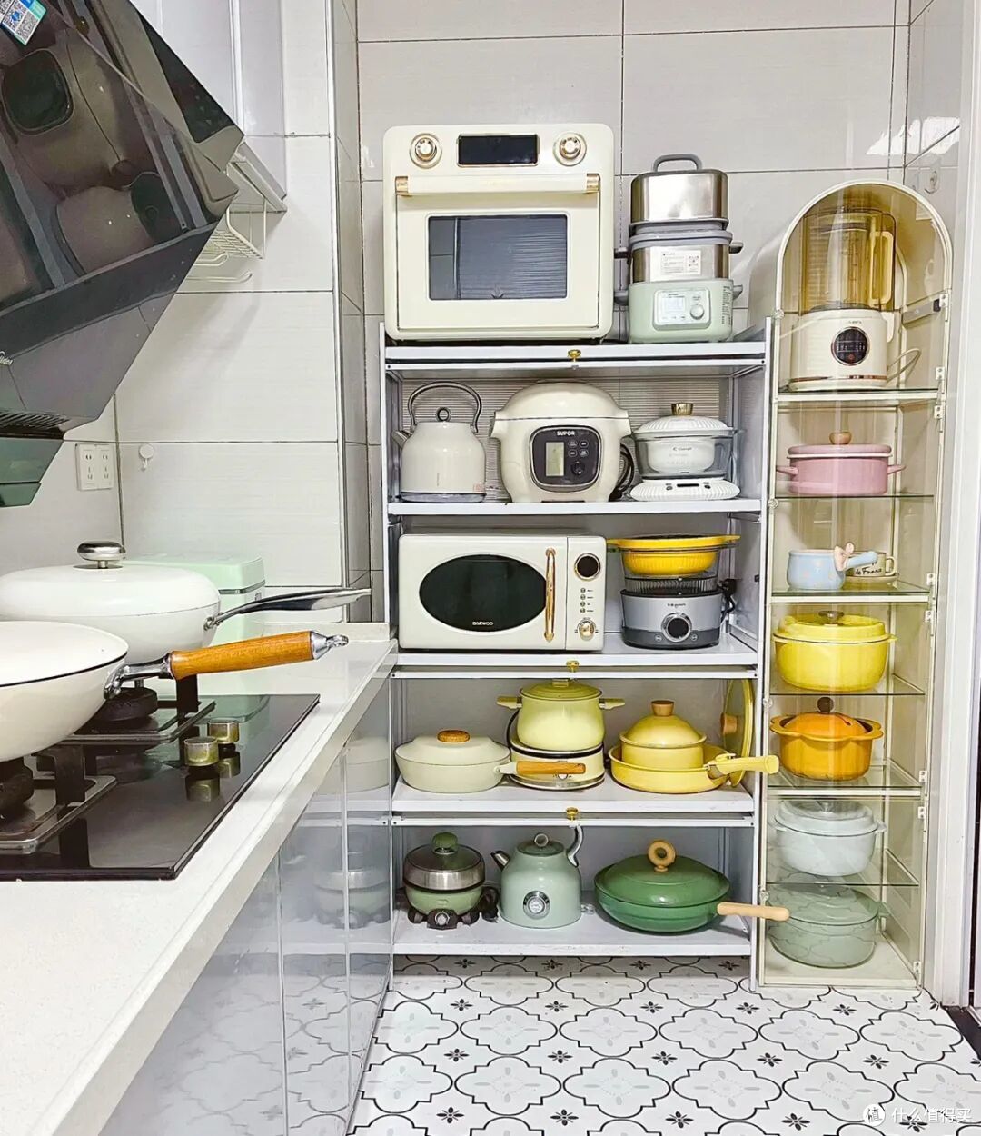 被网友的“锅具收纳大法”惊呆了,不花啥钱,让厨房变得整整齐齐