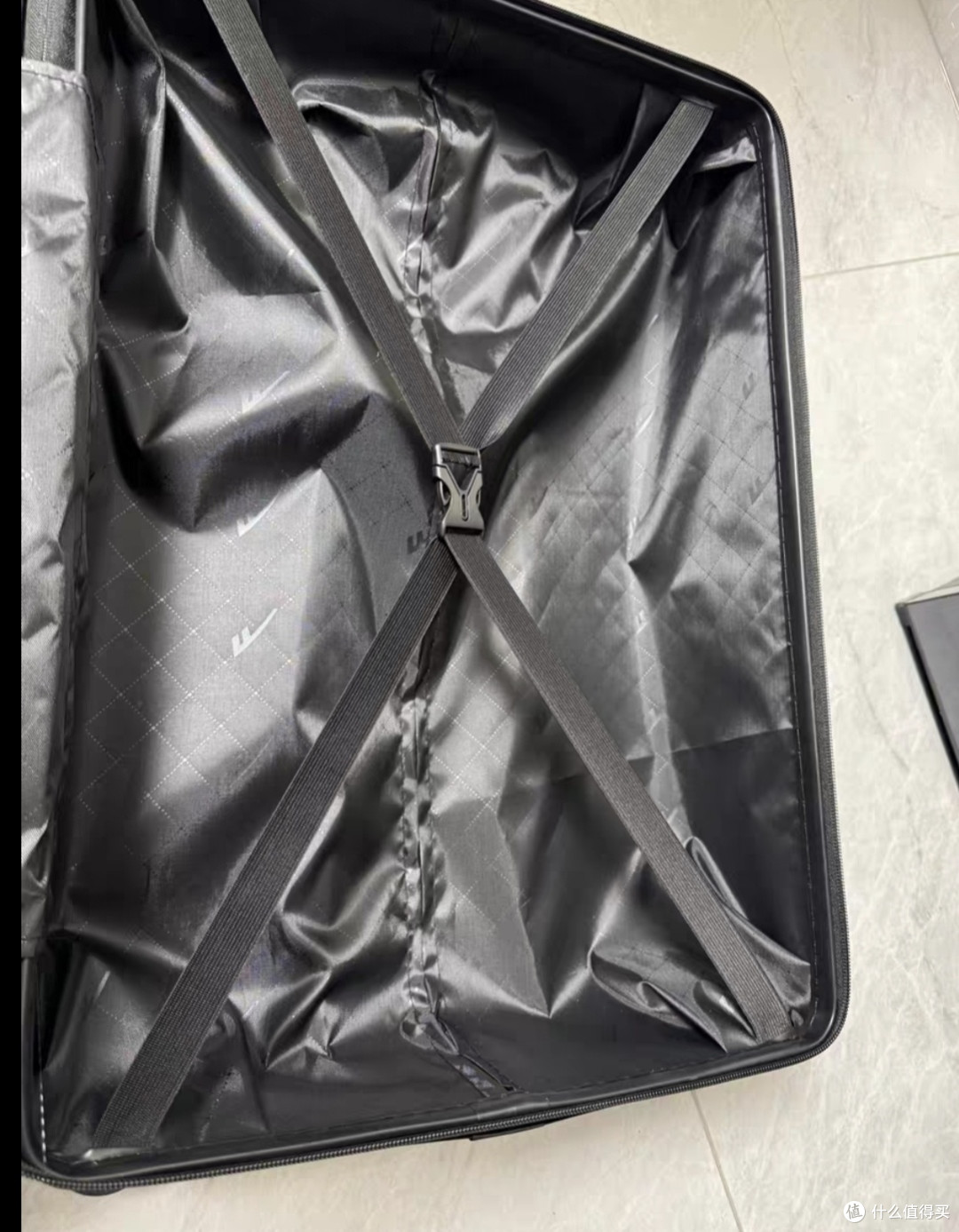 加厚PC箱体与静音万向轮设计