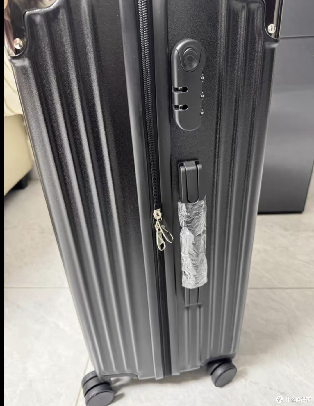 加厚PC箱体与静音万向轮设计