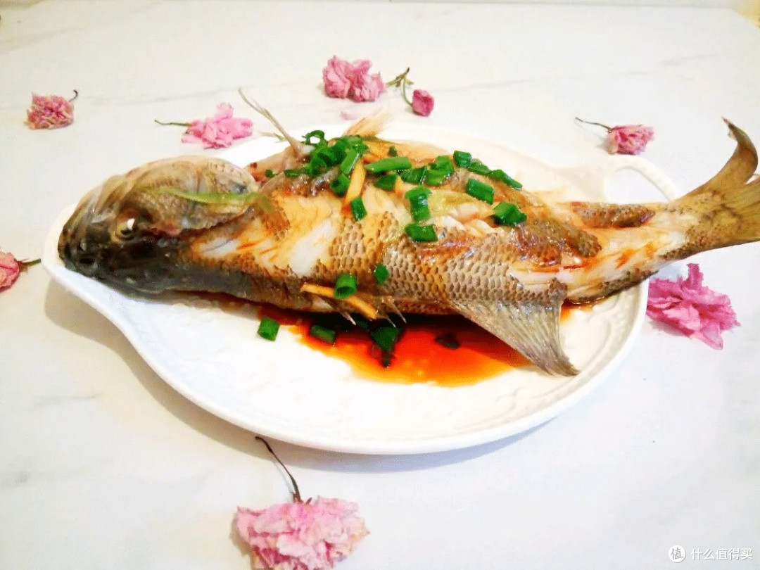 美食大赏,番茄虾仁与清蒸鲈鱼做法