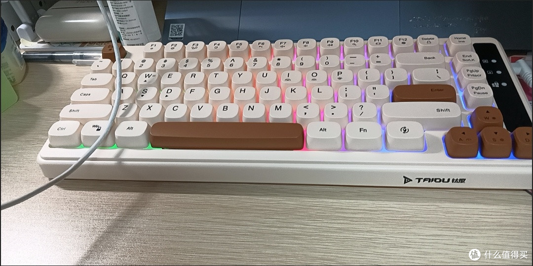 钛度KB01有线键盘：发光舒适双适配，办公游戏全能手