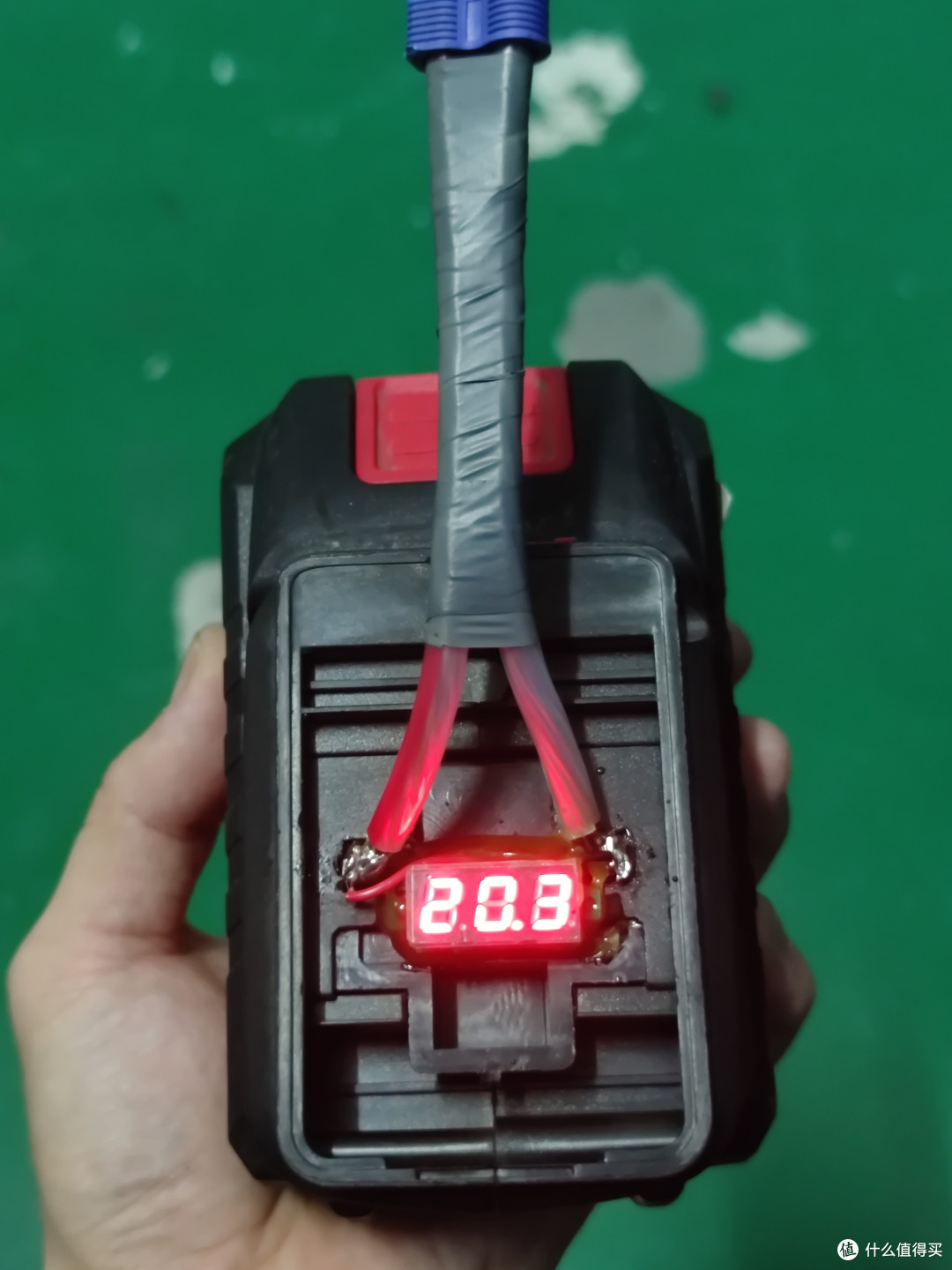 20v电压插上亏电电瓶后就掉到14v了
