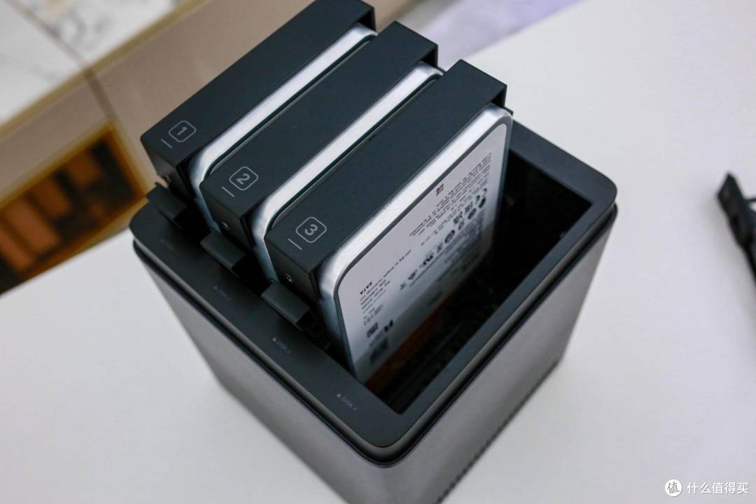CMR到HAMR:绿联DH4300 Plus+希捷酷狼Pro 30TB的私有云AI体验