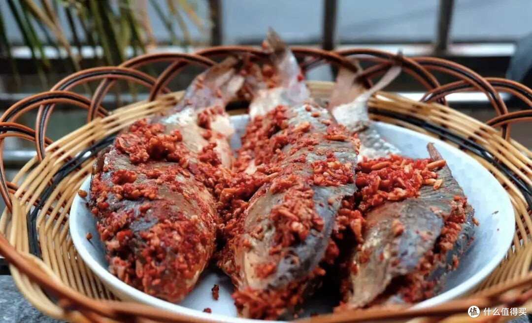 酸香入魂!贵州侗族腌鱼,藏在陶坛里的千年风味