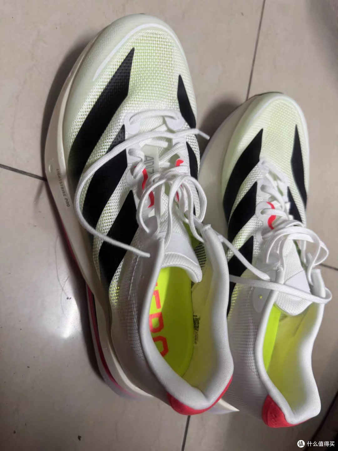 ADIZERO BOSTON 13:轻盈透气的跑步选择