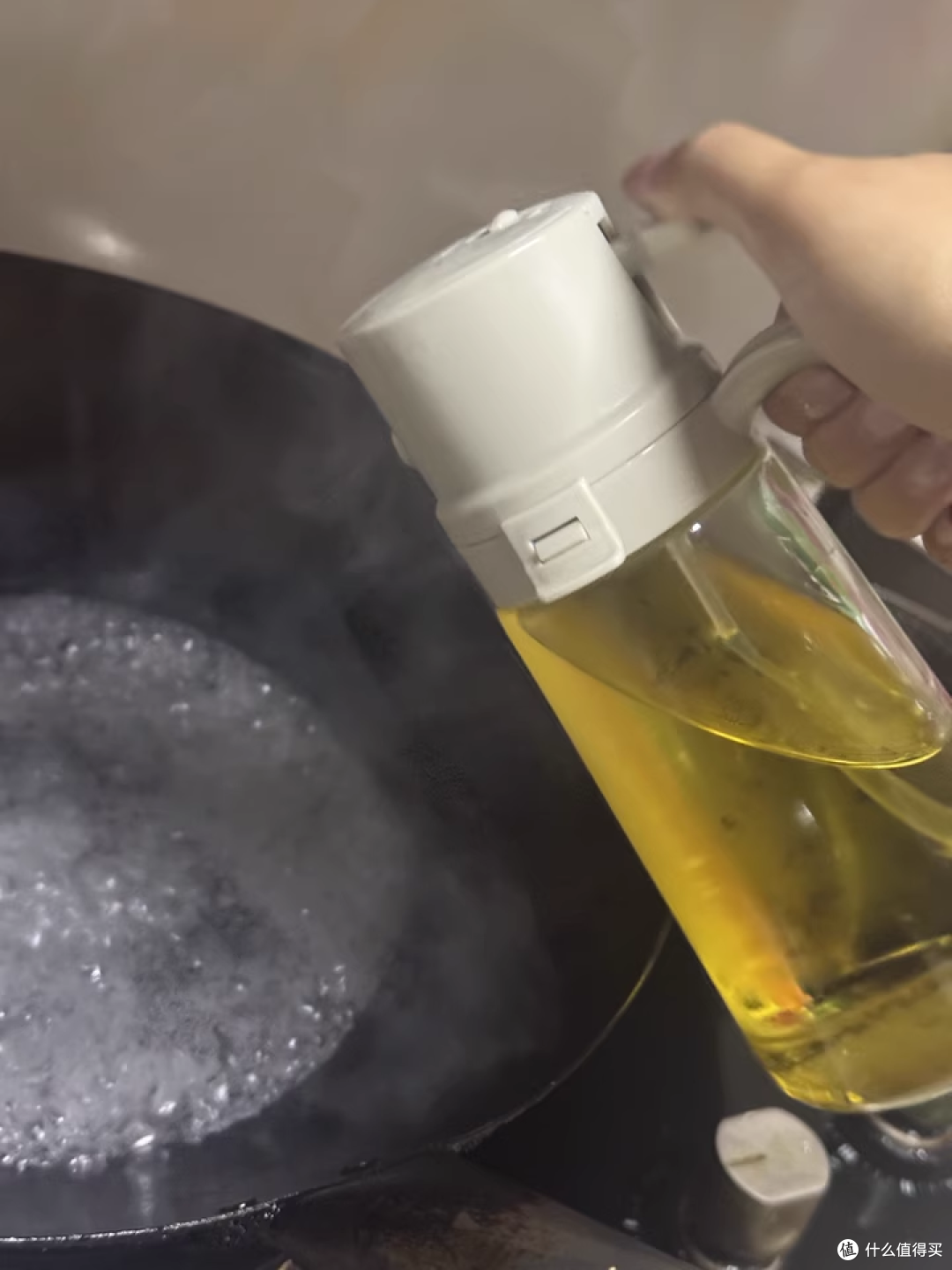 厨房新手友好！一键操作 + 安全材质，倒油喷油不翻车​