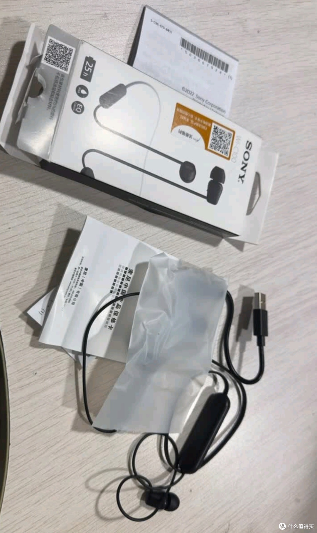 索尼WI-C100颈挂式耳机：长续航与防水