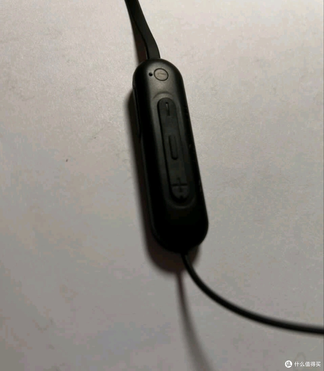索尼WI-C100颈挂式耳机：长续航与防水