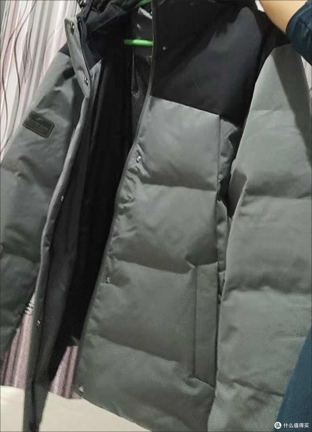 运动暖男必备!安踏拼色防泼水羽绒服,保暖有型双在线