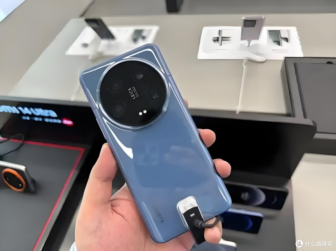 雷军果断清仓,16GB+1TB跌价3210元,龙晶玻璃+徕卡四摄+双向卫星