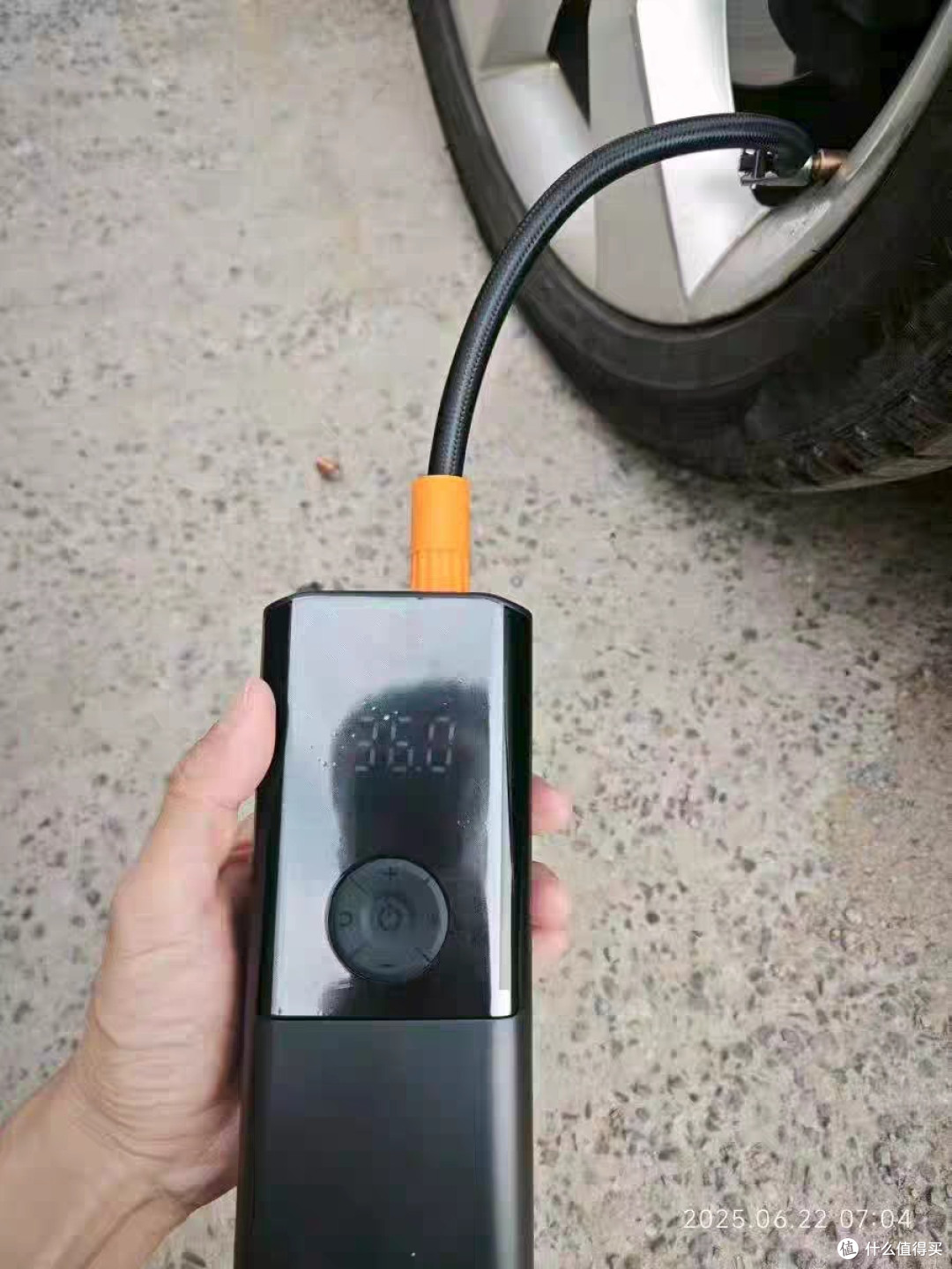 徕本车载充气泵:实用应急工具