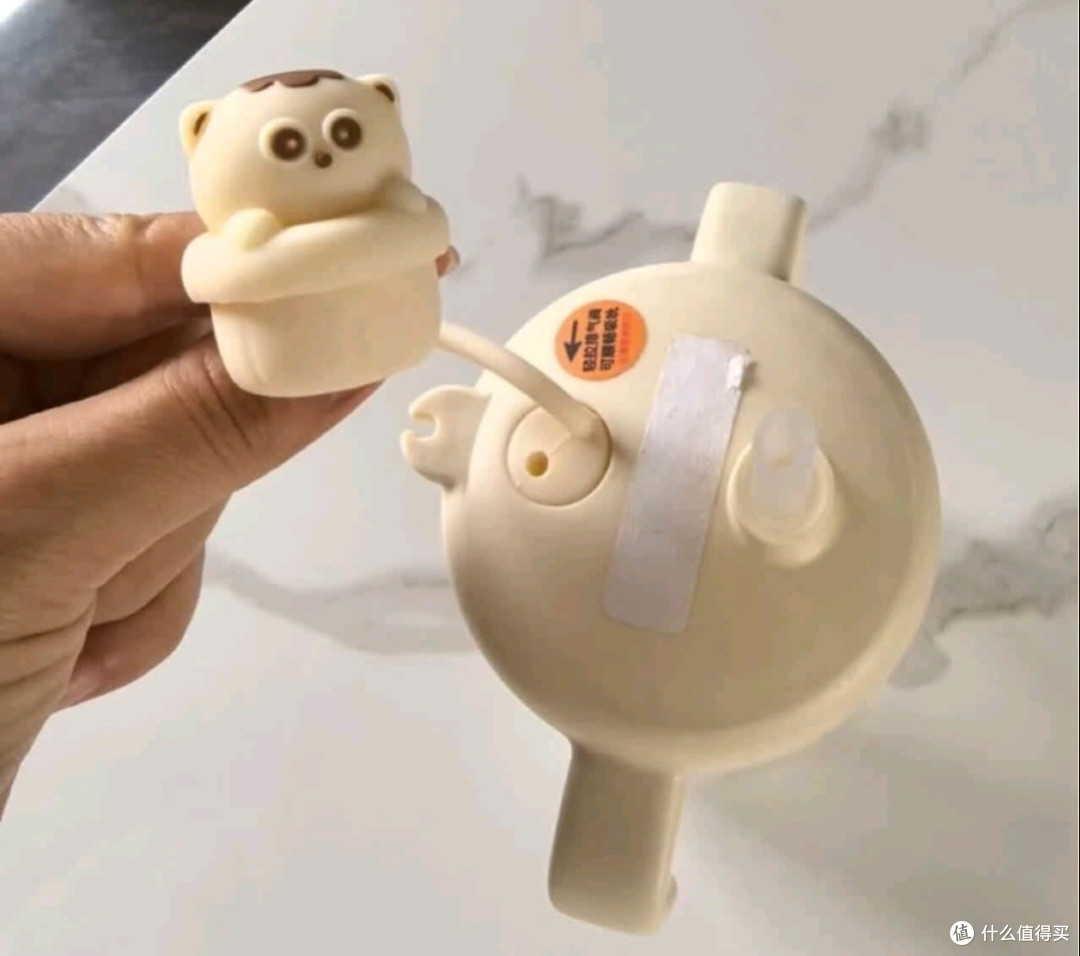 英氏儿童牛奶杯：实用与颜值兼备