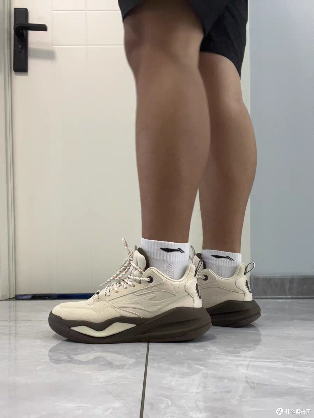 鸿星尔克唐宫夜苑板鞋：潮范足，行走更舒适