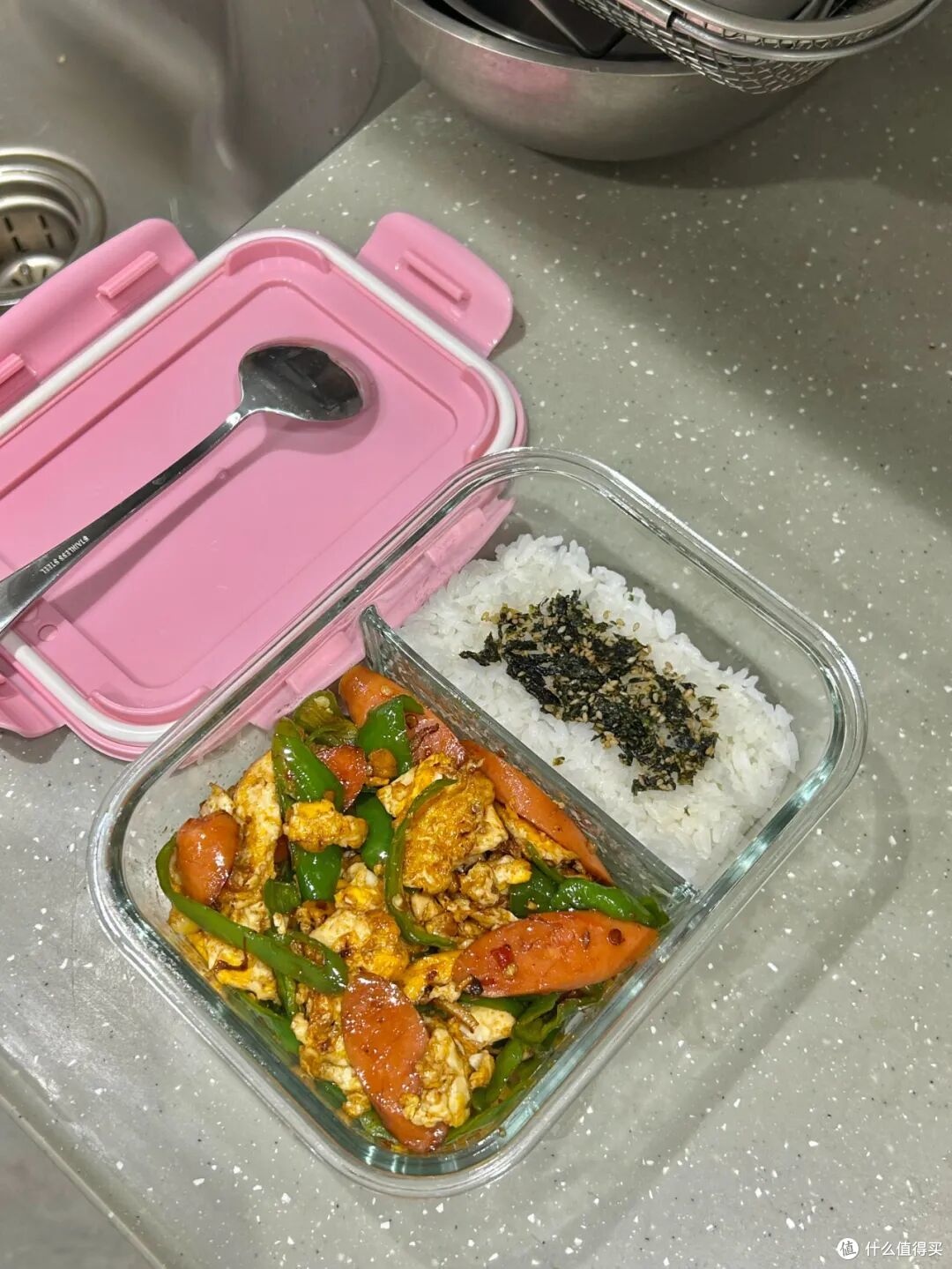 带饭上班、电动车通勤、拿肥皂碎搓内裤袜子,年轻人越过越有底气