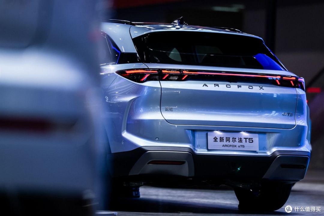 极狐双线发力:全新阿尔法T5与豪华MPV原型车共塑品牌新高度
