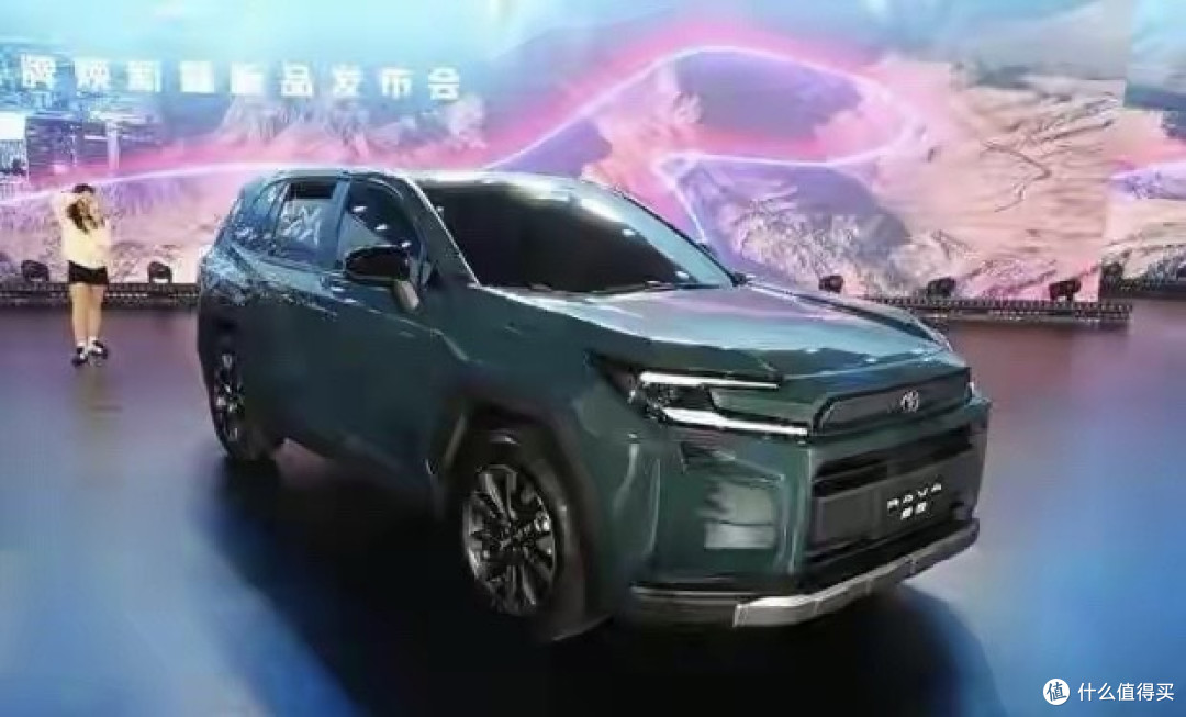 15.18万起!丰田RAV4疯卷同级,增配不涨价狠到骨子里
