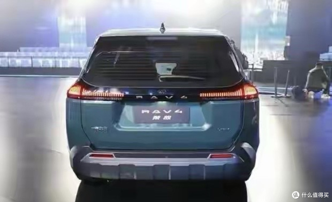 15.18万起!丰田RAV4疯卷同级,增配不涨价狠到骨子里
