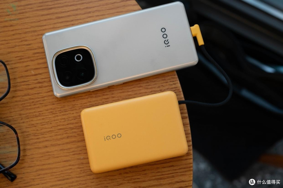 使用体验：iQOO 33W自带线充电宝