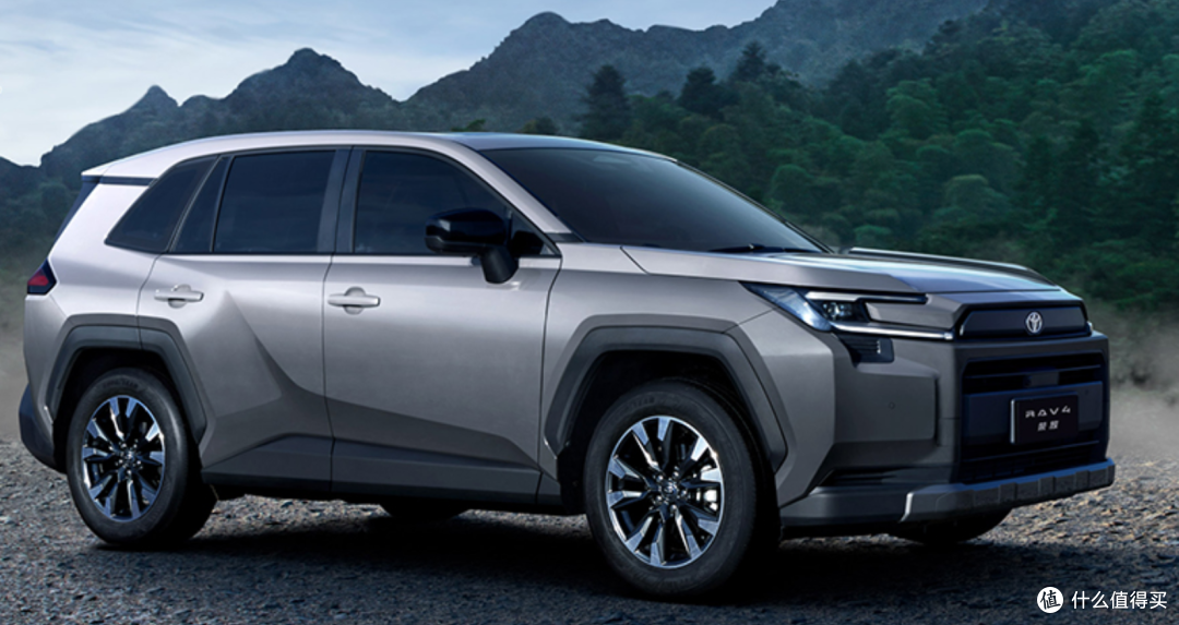 丰田这次拼了!新款RAV4荣放混动油耗4.2L,智能座舱堪比电车