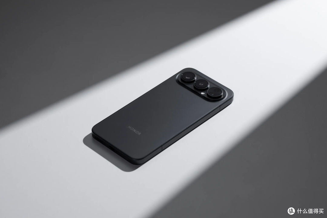 手机圈掀价格战?荣耀新机8000mAh+IP69K+2 亿像素,开卖变相降价