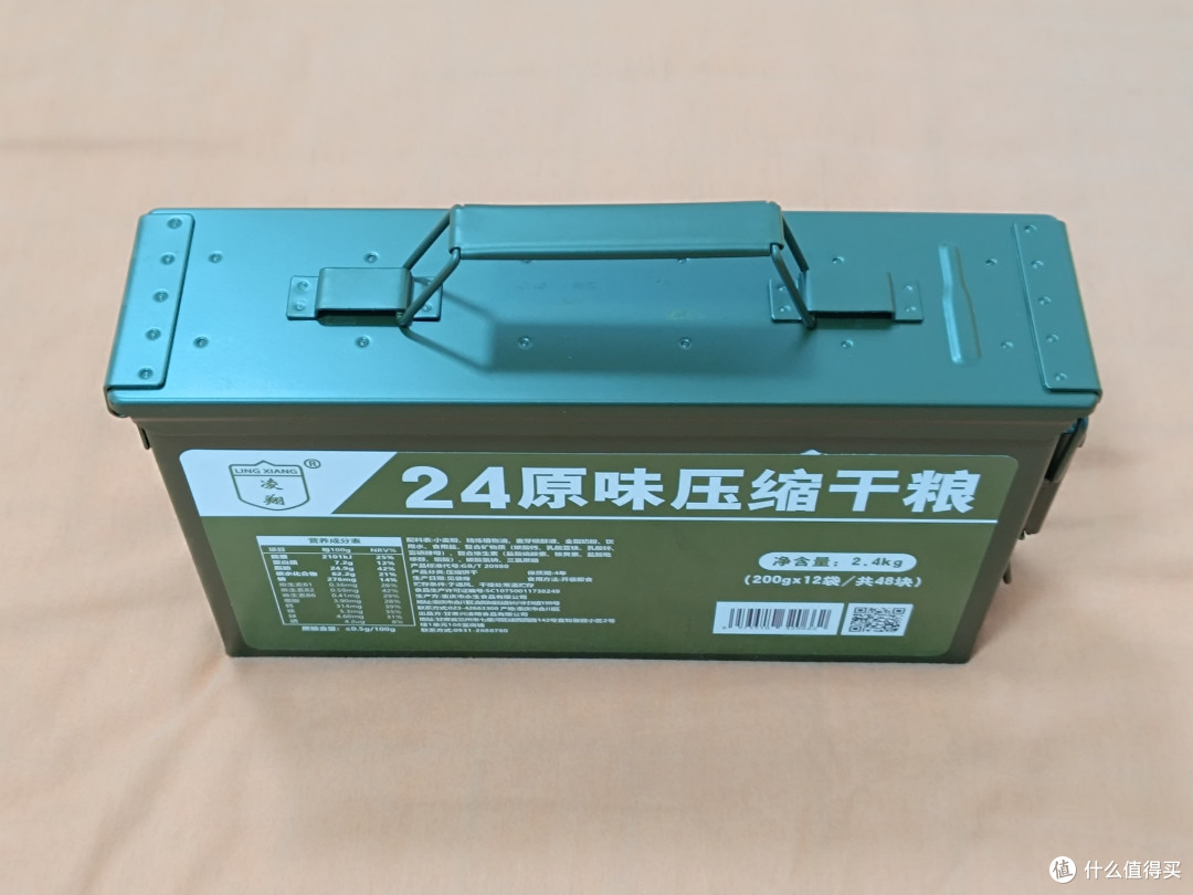 奔着这“战备级”硬箱囤的饼干:这金属盒能坐能装,干粮也够顶