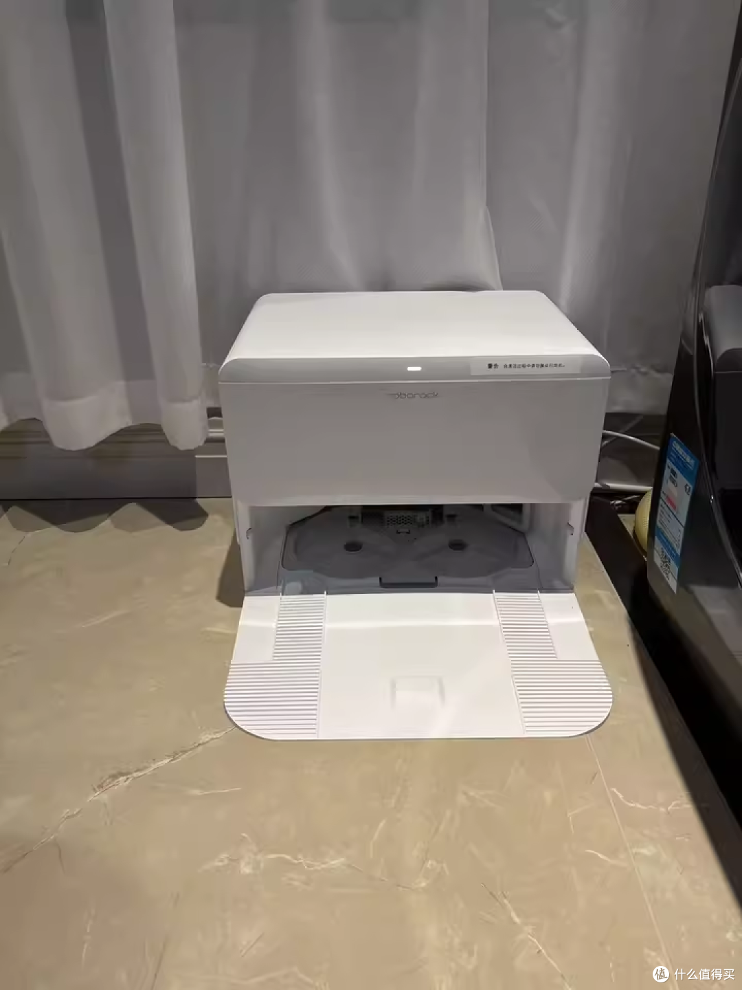 🧹 角落清洁:床底、踢脚线能擦到吗?