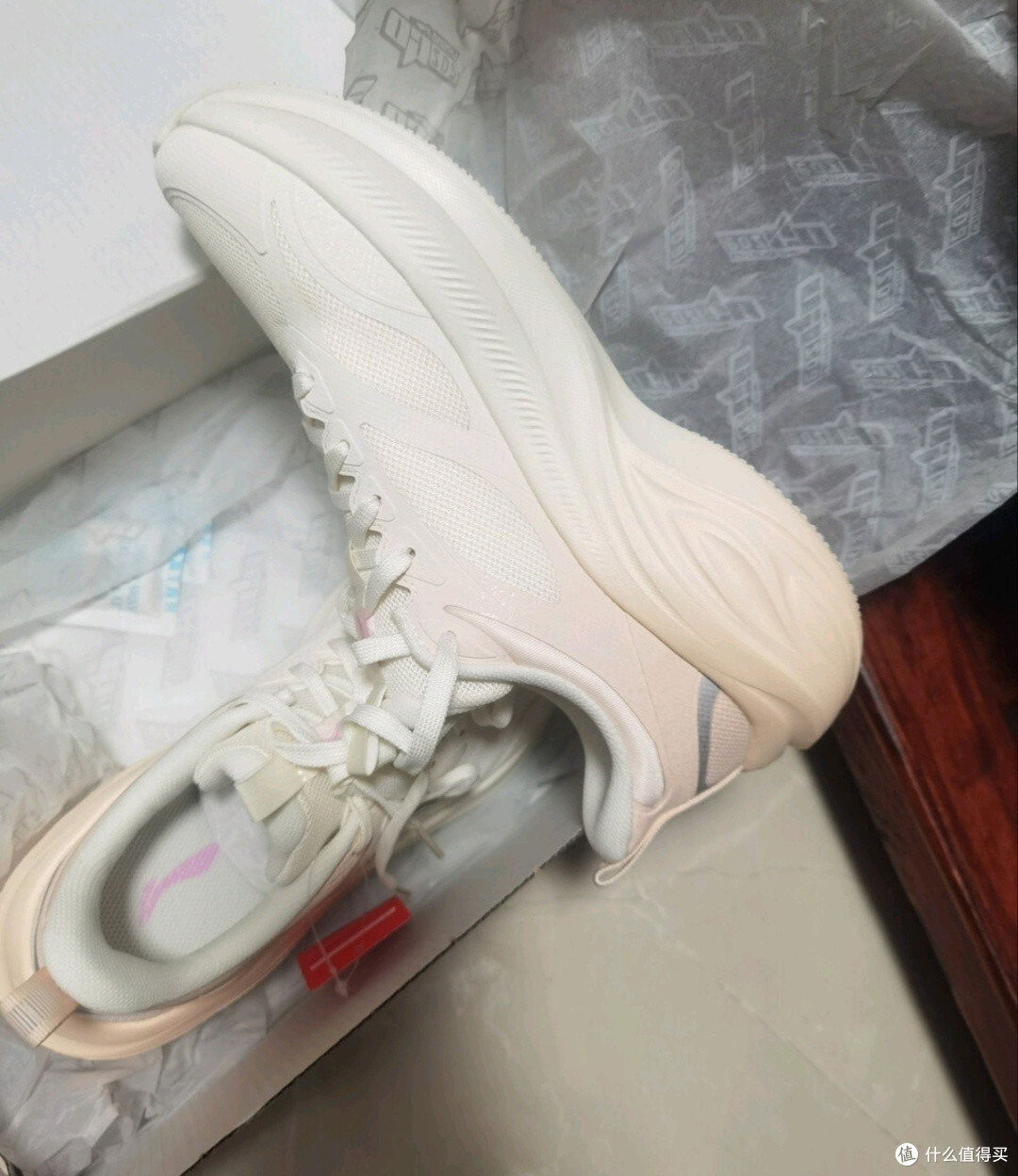 李宁凌波v2女鞋:简约百搭