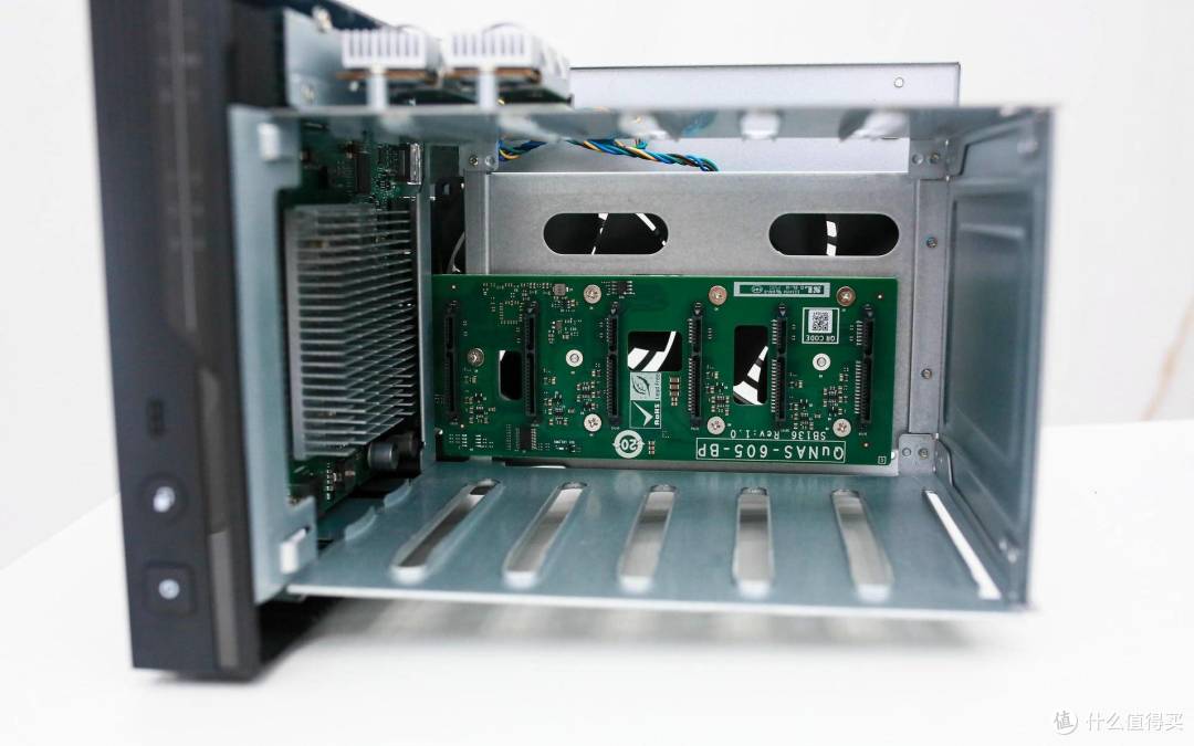 最值得买的6盘位 NAS——从性能到系统,全维度解读威联通 Qu605