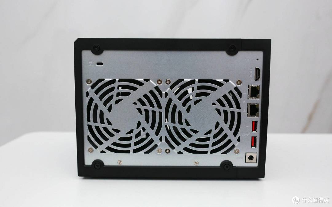最值得买的6盘位 NAS——从性能到系统,全维度解读威联通 Qu605