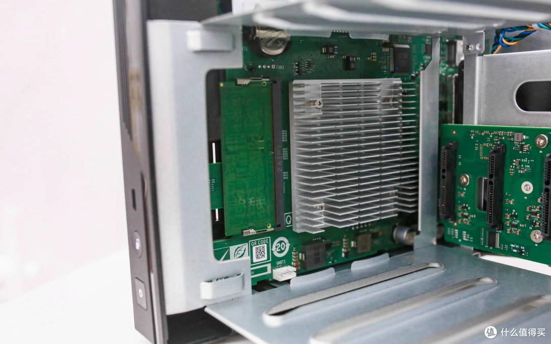 最值得买的6盘位 NAS——从性能到系统,全维度解读威联通 Qu605