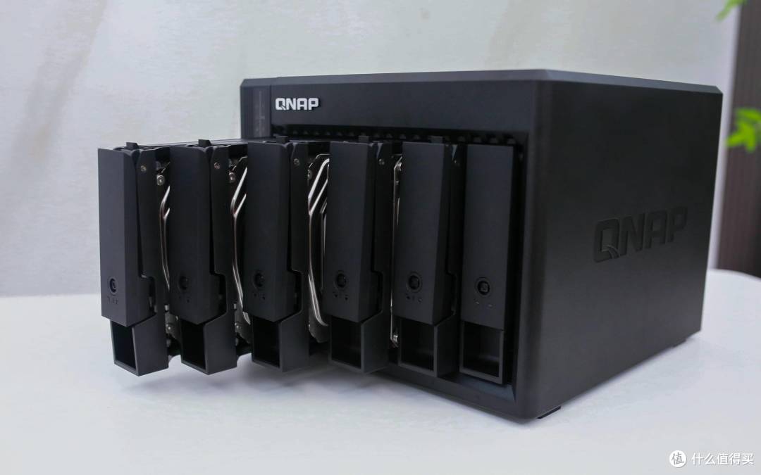 最值得买的6盘位 NAS——从性能到系统,全维度解读威联通 Qu605