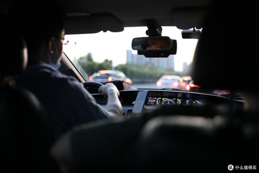 算法下的“奔命”:网约车司机如何被在线时长和积分捆绑