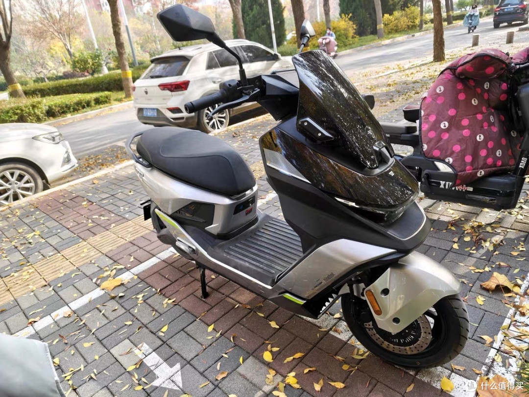 九号M5 100电动摩托车:城市通勤新选择