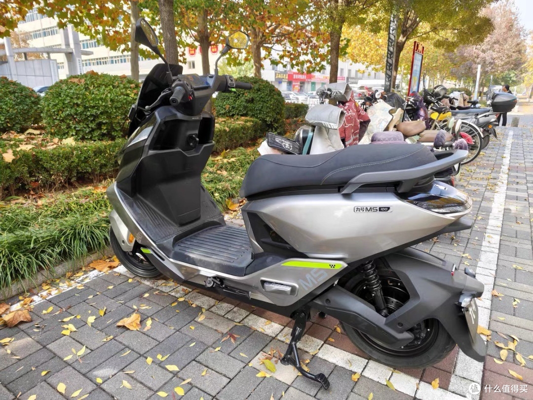 九号M5 100电动摩托车:城市通勤新选择