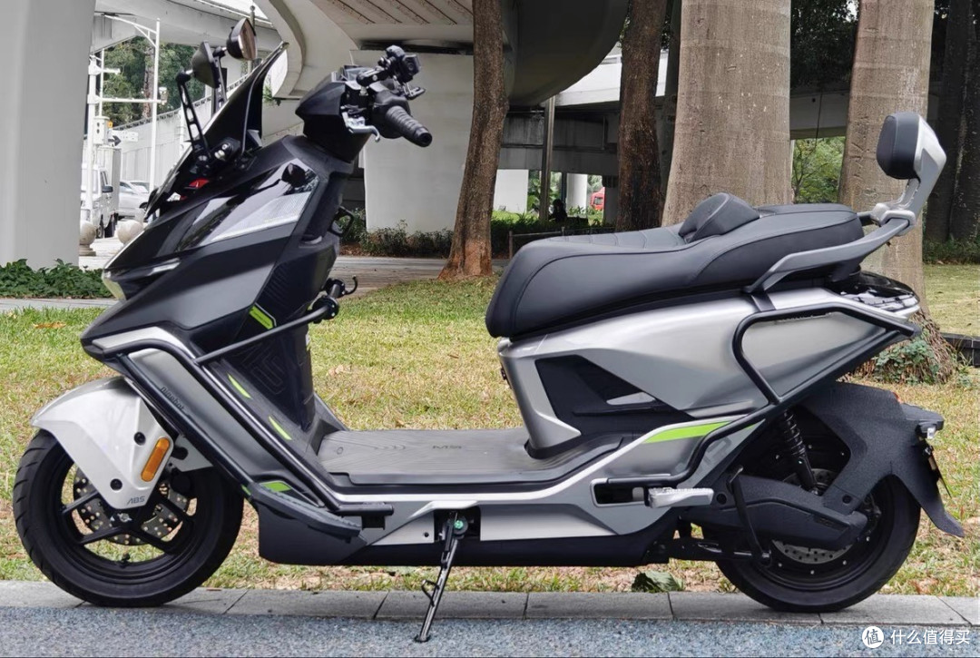 九号M5 100电动摩托车：城市通勤新选择