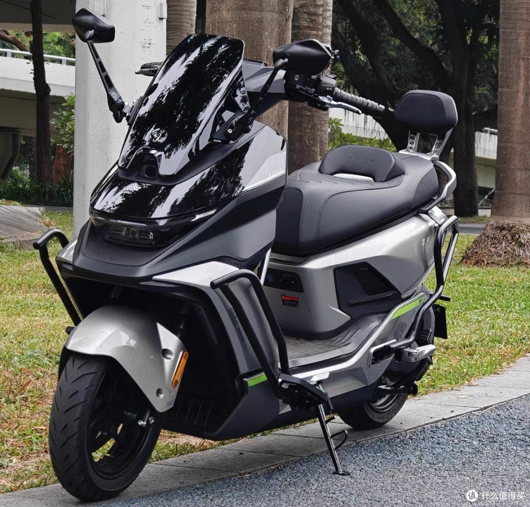 九号M5 100电动摩托车:城市通勤新选择