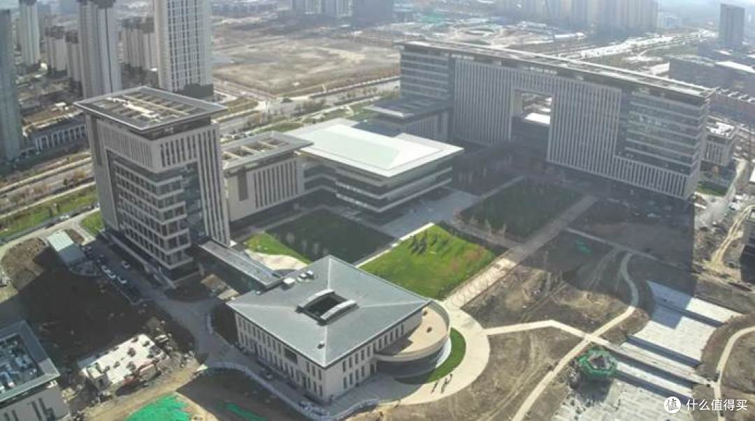 中建二局助力新疆国际医疗中心项目加速冲刺，高品质履约彰显担当